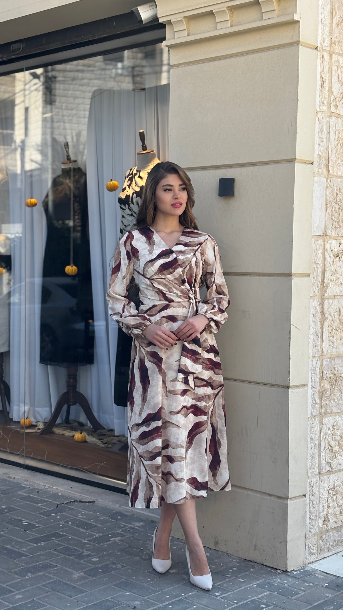 فستان ستان بيج وبني