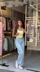 شيال مع حديدة على كتف