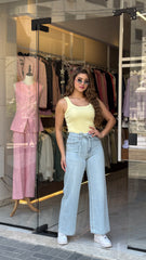 شيال مع حديدة على كتف